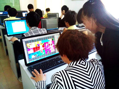 平面方老师在尽心辅导学生,设计教室布置图 平面方老师在尽心辅导学生,设计教室布置图