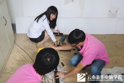 老师指导学生使用电锯 老师指导学生使用电锯