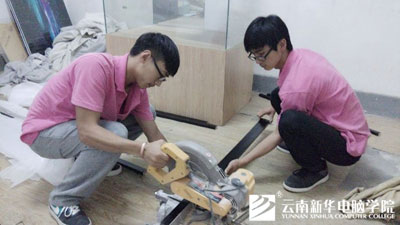 学生使用电锯锯木条 学生使用电锯锯木条