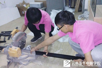学生使用电锯锯木条 学生使用电锯锯木条