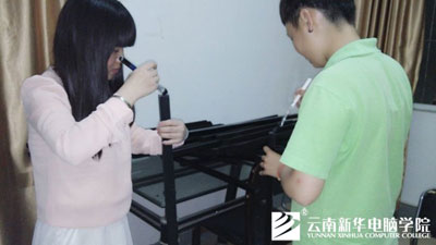 老师带领学生给木条刷漆 老师带领学生给木条刷漆